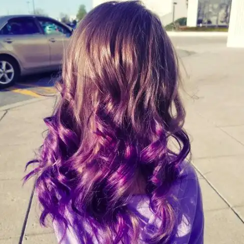 以黑色头发配搭紫色挑染,又或是用深灰色的主色配合渐变效果,效果都