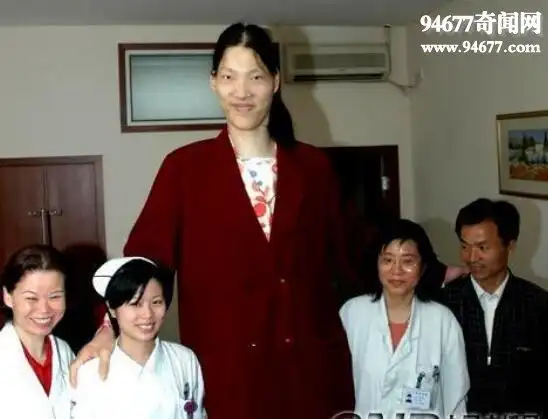 世界第一女巨人姚德芬,身高2.36米患巨人症去世