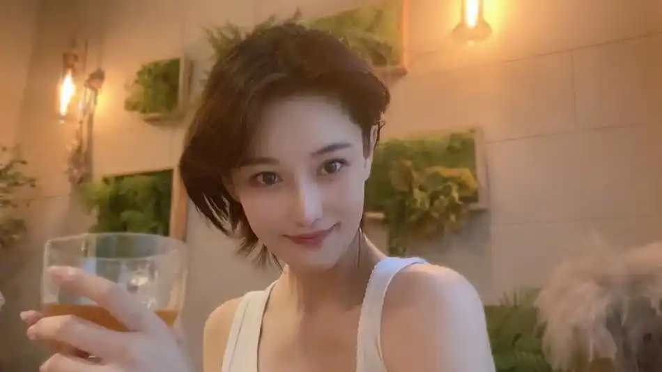 张馨予晒生活美照02短发造型清爽干练