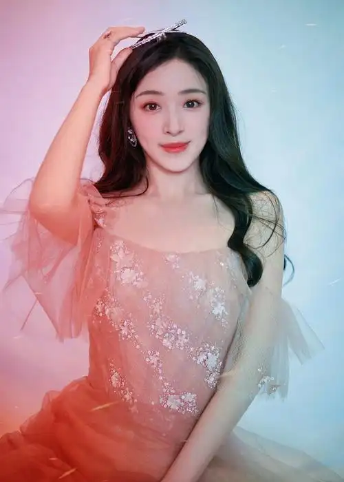 打开凤凰新闻,查看更多高清图片2021年8月12日讯,张含韵参加《披荆