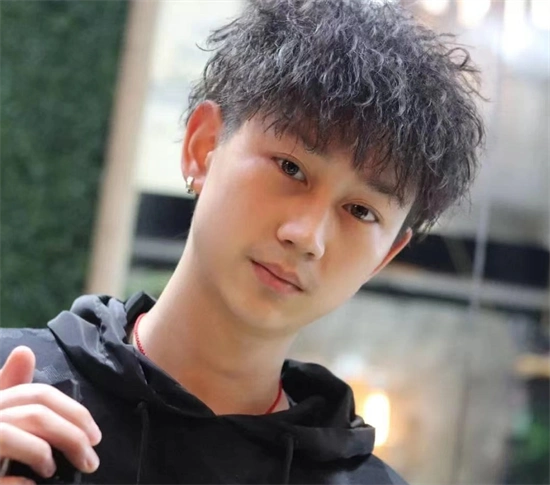 帅气清爽烟花烫 最新男生烫发范本_男生烫发 - 美发站