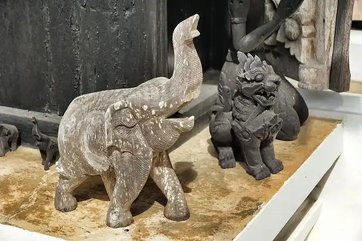 一进入就让有一种压抑的气氛,诡异得有点阴森森的