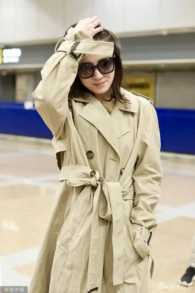 [女神新照]宋佳穿风衣墨镜现身机场,你怎么看? zt