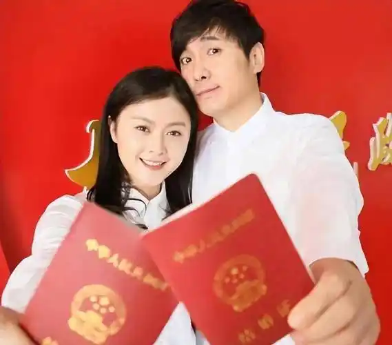 沈腾带老婆参加婚礼,网友说王琦身材太胖,夫妻感情好要手牵手吗_明星