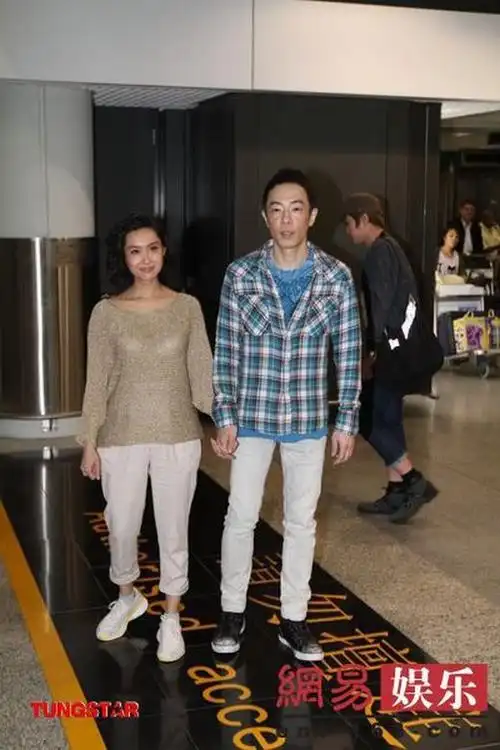 朱茵黄贯中牵手亮相宣布怀孕三个月 年底领证结婚(组图)