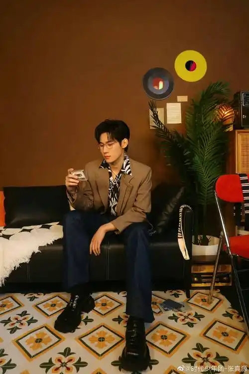 张真源条纹衬衫 棕色西装,戴眼镜的张张鲨我,复古港风帅哥