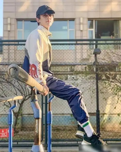 吴磊穿一身黑亮相时装周上衣叠穿超亮眼油头发型变身酷盖男孩