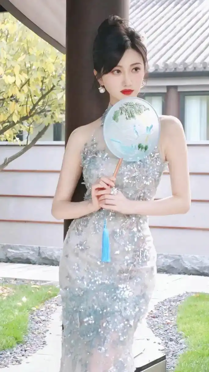 景甜真的很适合穿旗袍,身材好,气质佳,很像小说里走出来的民国大小姐