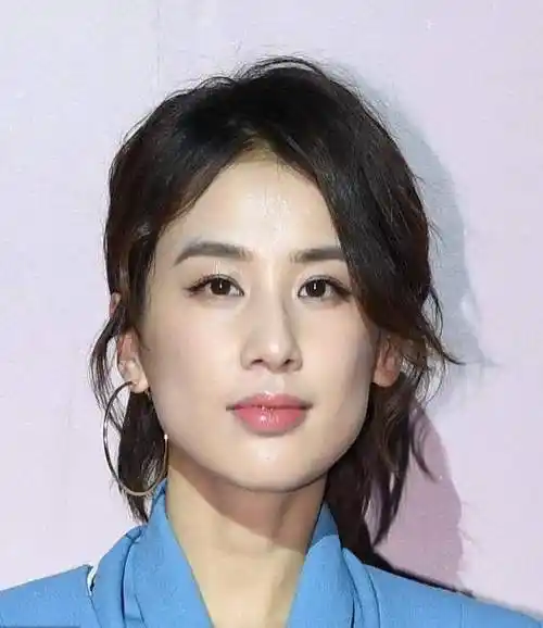 身高160cm)这种现象也蛮有意思的,乍一看脸你会觉得某女明星是个萌妹