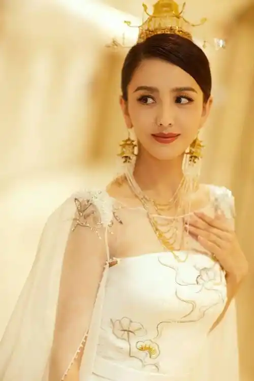 原创佟丽娅40岁美到认不出皮肤白皙腰部纤细胸前镂空一块太性感