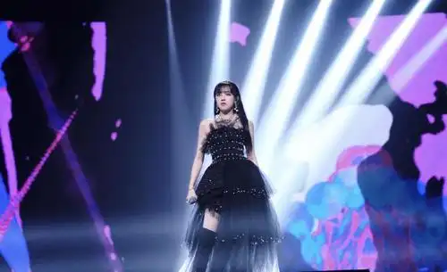 宋雨琦giant首秀,黑色抹胸蛋糕裙镶满珍珠,黑夜里闪烁光芒