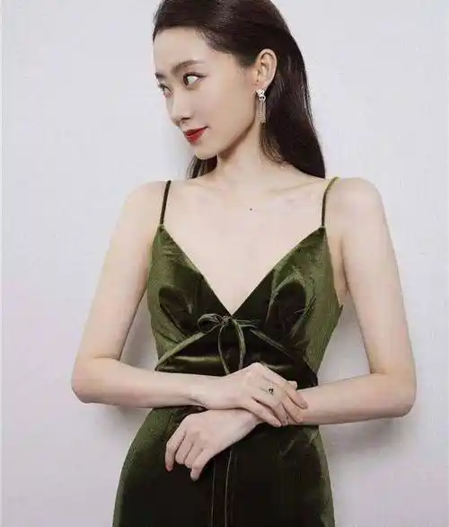 原创原创35岁张小斐爆红后住千万豪宅开2百万豪车不带保镖太过低调