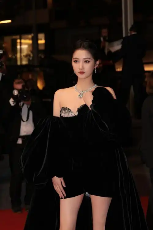 关晓彤黑天鹅高定##关晓彤南法丝绒妆