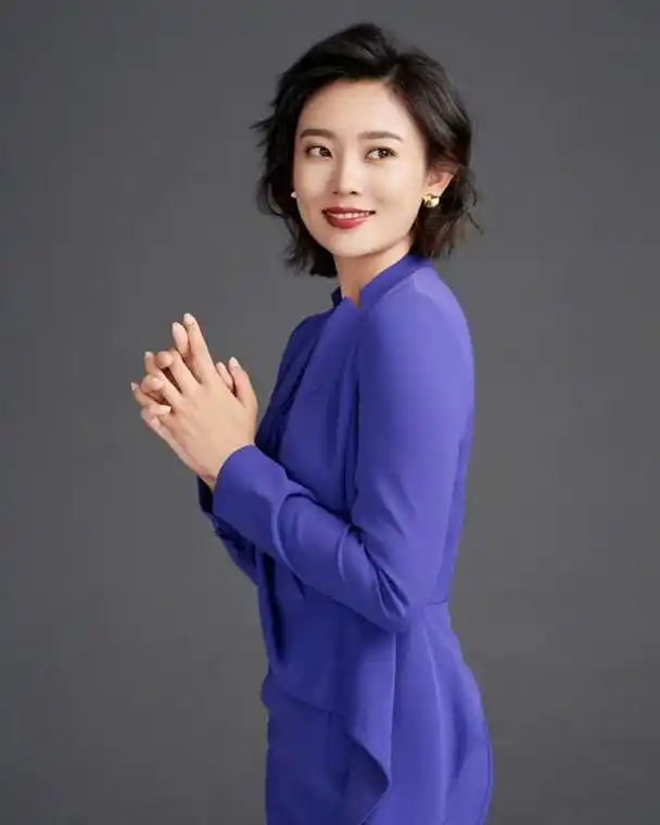 李七月备受央视力捧一袭丝绒红长裙明媚大气绝美气质胜过董卿