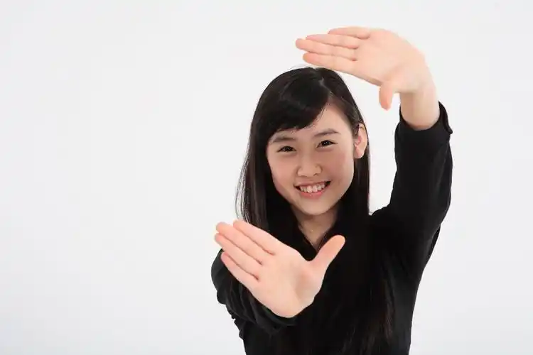 伸出双手面带笑容做手势的小女生图片图片下载,手势,阳光,微笑,可爱