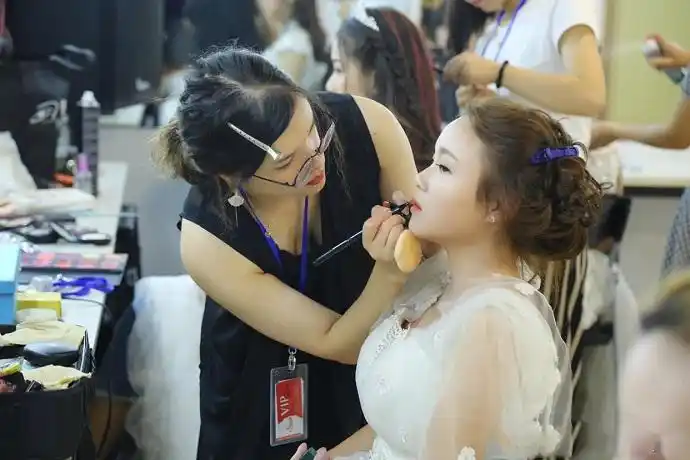 化妆培训学校 零基础学化妆就来新视觉吧