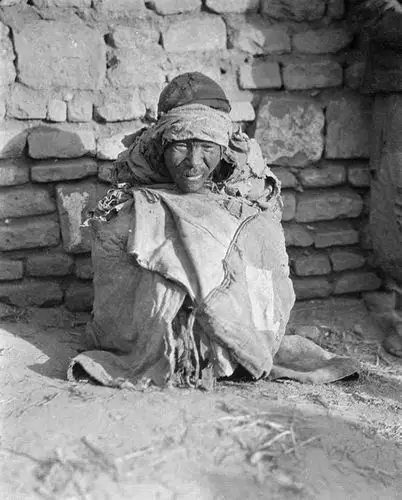 把人道主义情感融合于摄影之中,展示出人类历史上罕见的悲惨和苦难