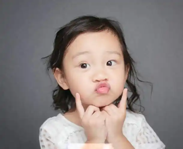 嘟嘴卖萌小朋友,卖萌小朋友-图片大观-奇异网