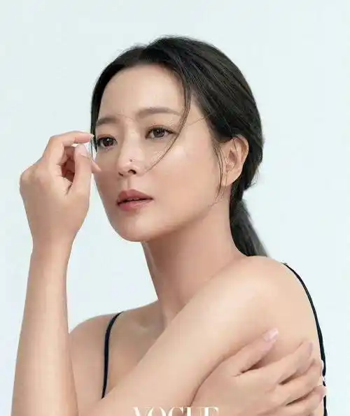 女性的中年时尚:金喜善的外貌和穿搭变化引发新争论_外表_标准_衣服