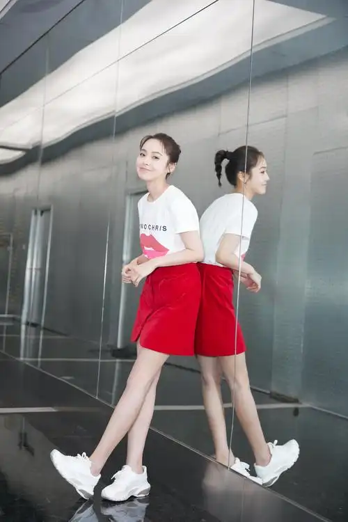 张佳宁首登快本戏外性格神似如兰 舞姿萌翻全场欢乐不停