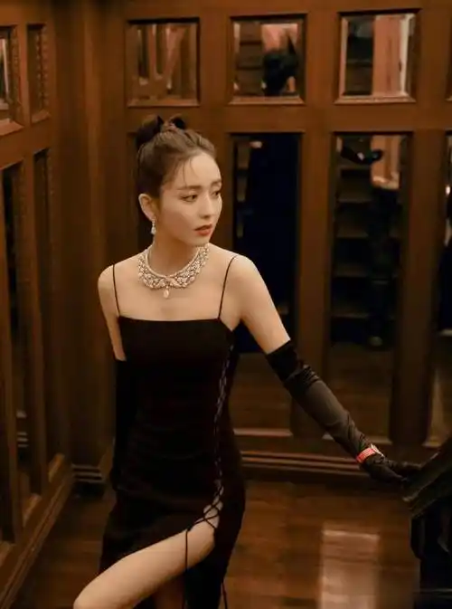 佟丽娅离婚后形象大变!穿西装 抹胸秀川字腹肌,气质不输女团