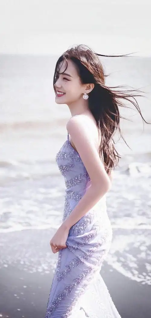 李一桐紫色吊带裙写真,精致温柔的美人,十分养眼!