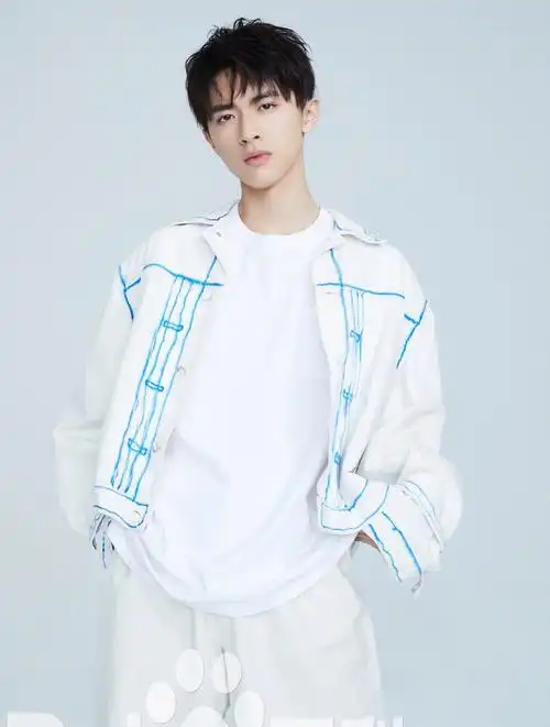 王星越让张逸杰用胸肌夹核桃?男人间的胜负欲!