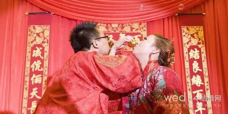 交杯酒的6种喝法图片 表示夫妻恩爱到白头