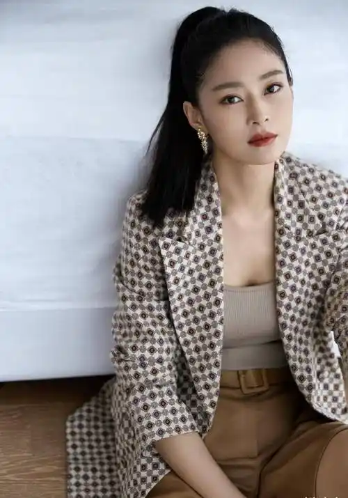 因《延禧宫略》声名大噪,王媛可剪去长发,外套短裤示范秋冬穿搭_西装