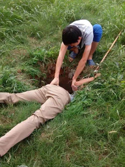 3名大学生钻进下水道救起落井流浪狗