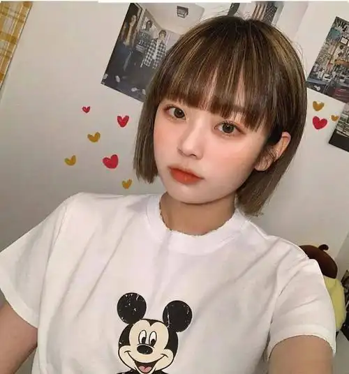 减龄又可爱,搭配精致的茶色妆容,圆脸的女生越来越流行,剪短发不仅