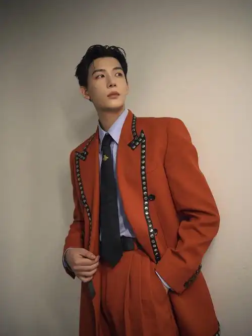 瘦了之后更加帅气了吧,一身红西装魅力十足~#王安宇瘦