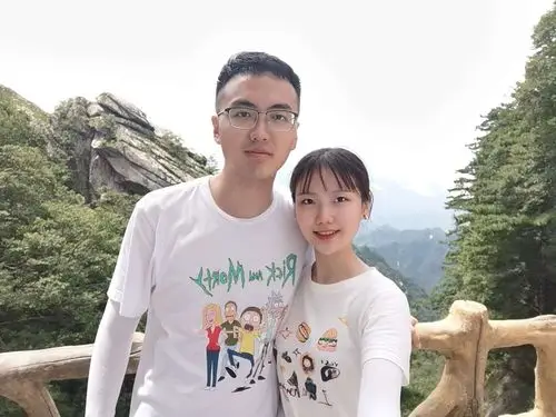 最高兴的是儿子找到了心仪的女朋友,两个年轻人阳光向上,如胶似漆,使