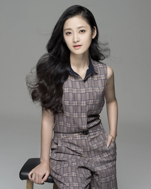 p>肖婷佳,出生于湖南邵阳,毕业于 a target="_blank" href="/item