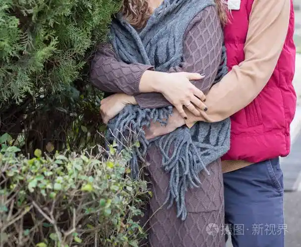 丈夫抱着妻子在公园里