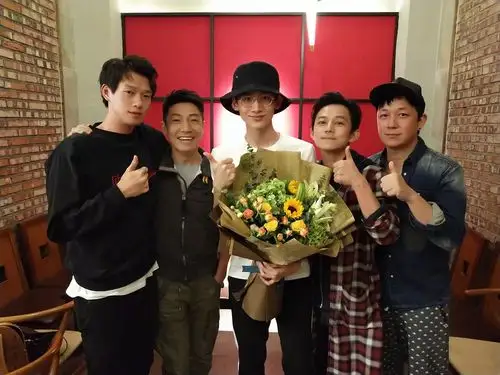 何炅魏大勋我会把我公司的资源全部给到他