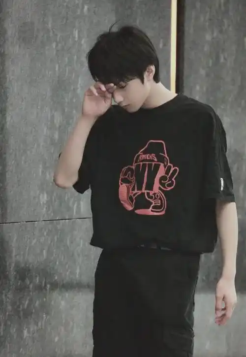 养成系少年刘耀文,狼崽到狼王,时尚还是憨憨?