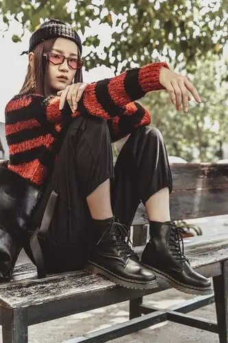 女鞋马丁靴室外模特图拍摄