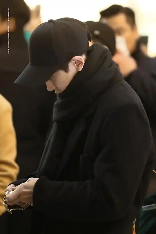 精选朴灿烈机场生图