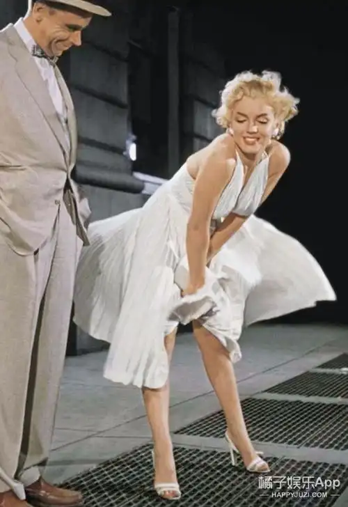 梦露被大家玩坏了裙子飞上天每一次被吹都那么经典