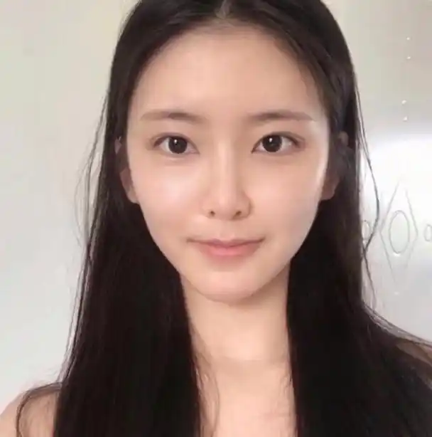 素颜好看的女人,都少不了这4个特征,是天生的清纯"少女脸"!