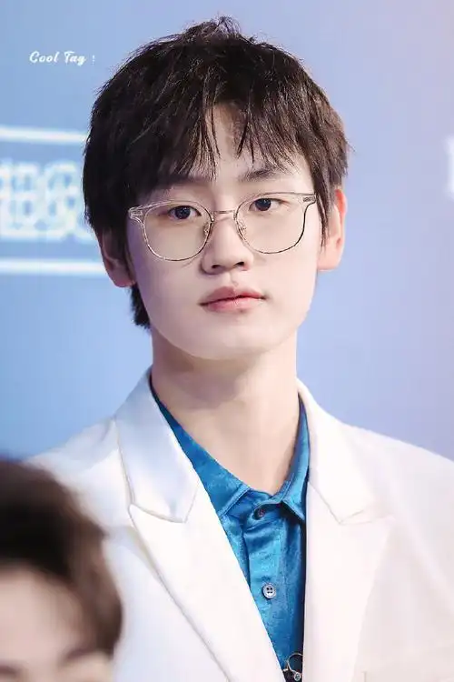 刘彰白色西装造型