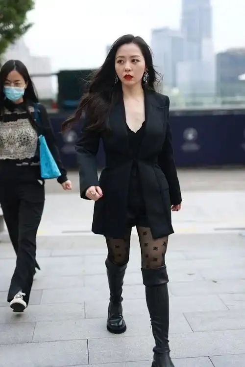 张靓颖真适合穿西装整个人看起来时髦又自信配过膝靴更有气场