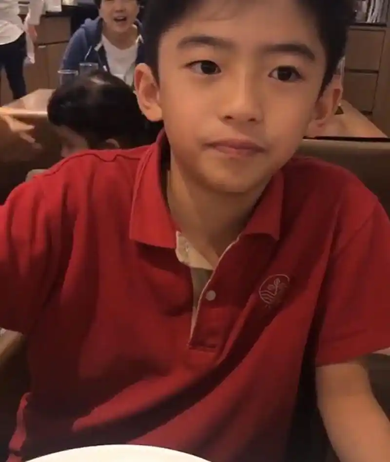 谢振轩赌气扭头不看张柏芝,却被网友大赞,不笑的样子更帅!