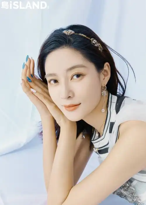 王媛可island画报繁花大片回眸间尽显反转魅力