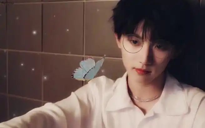 马嘉祺印花西装氛围感大片##时代少年团西装珍珠链条造型大片