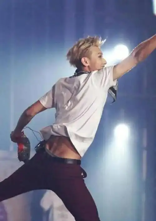 原创被肖战的腰惊呆了,贵圈男腰精们还让不让人活了!