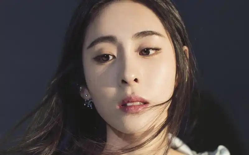 张碧晨优雅迷人时尚杂志写真桌面壁纸