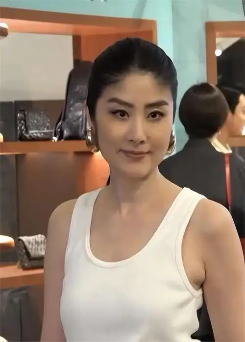 五十多岁的陈慧琳参加活动,皮肤q弹紧致,还是那么漂亮!