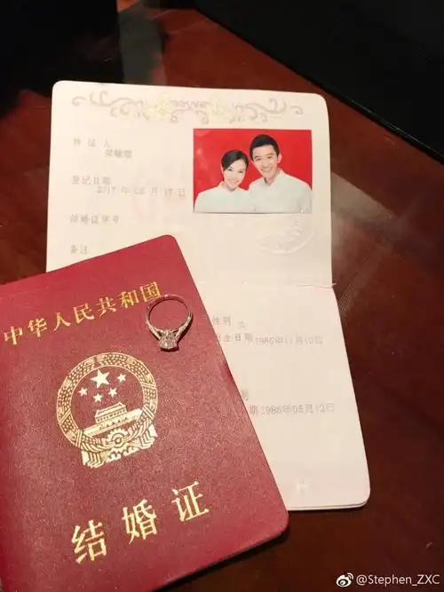 求婚钻戒"皇后"款式也为吴敏霞精心定制,是一枚华美大气的六爪镶嵌款